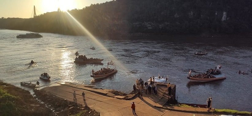 Após chegada ao porto de Iguazú, fiéis seguiram por terra até o Marco das Três Fronteiras. Foto: Gentileza/Prefeitura de Puerto Iguazú