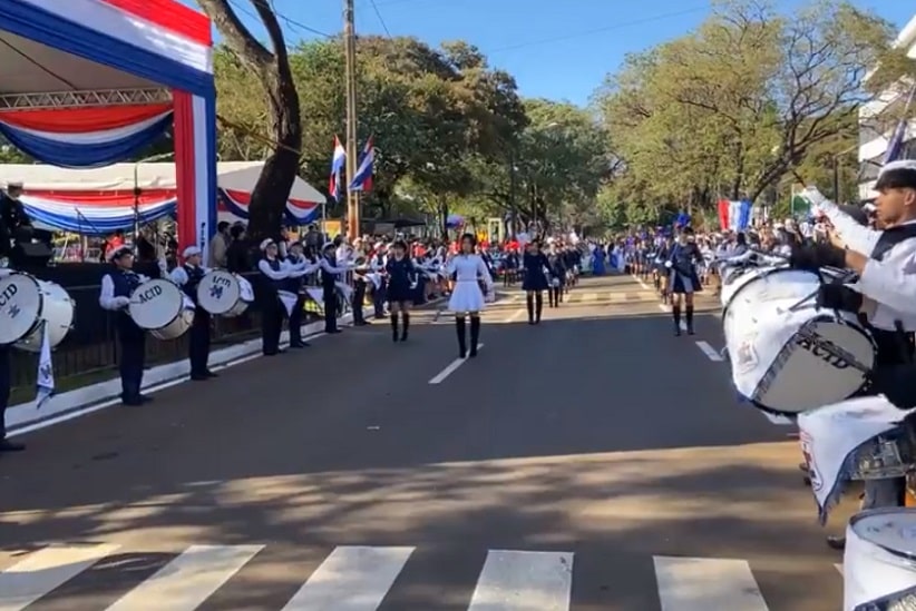 Apresentação estudantil em frente ao palanque das autoridades. Imagem: Reprodução/Prefeitura de Ciudad del Este