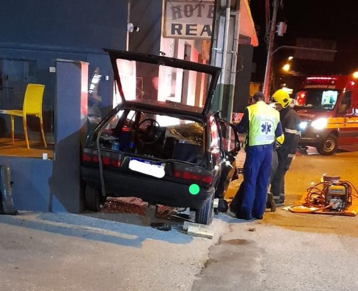 Adolescente bate carro em poste e fica preso às ferragens em Brusque
