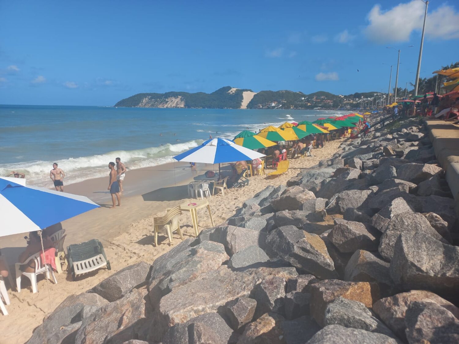 Enrocamento com pedras na praia de Ponta Negra, em Natal (RN) I Foto: Mirella Lopes