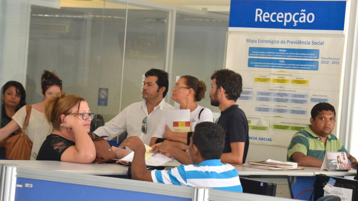 Brasileiros na fila do INSS celebram após governo divulgar EXCELENTE notícia