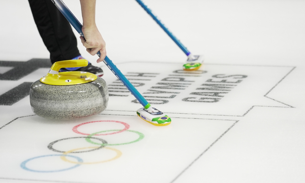 Pedra de curling e vassoura com o logo dos Jogos Olímpicos de Inverno da Juventude de Gangwon-2024