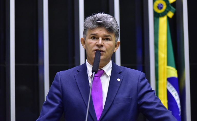 José Medeiros discursa na tribuna do Plenário