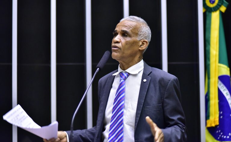 Pastor Sargento Isidório discursa na tribuna do Plenário