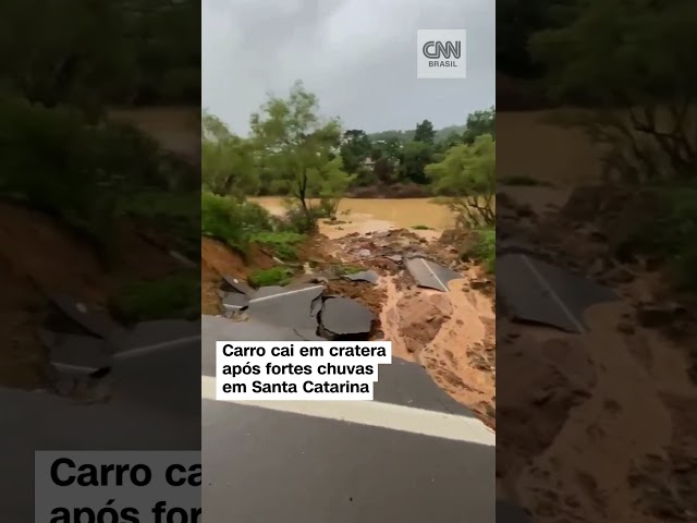 #Shorts – Carro cai em cratera após fortes chuvas em Santa Catarina