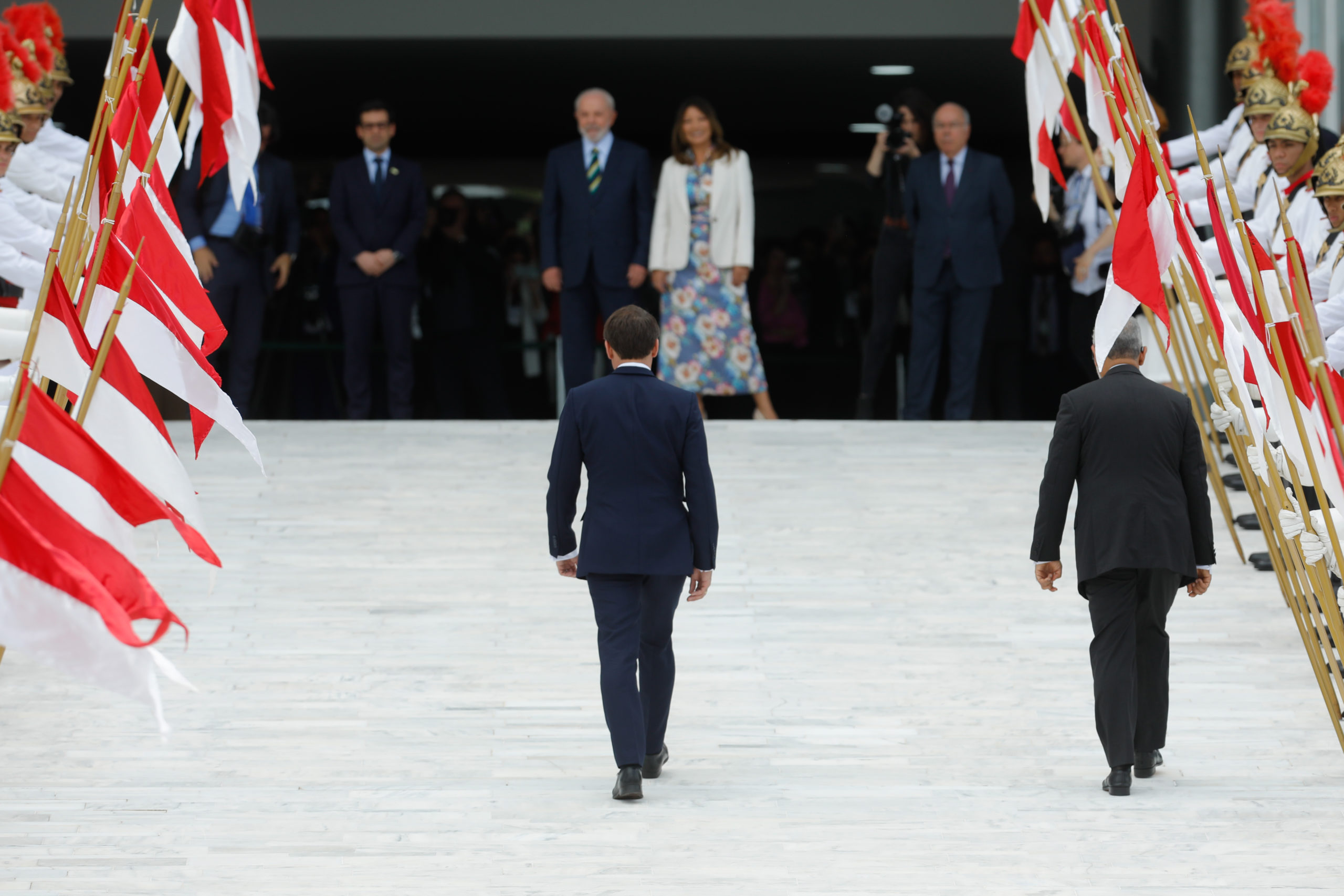 Emmanuel Macron, presidente da França, sobe a rampa principal do Palácio do Planalto