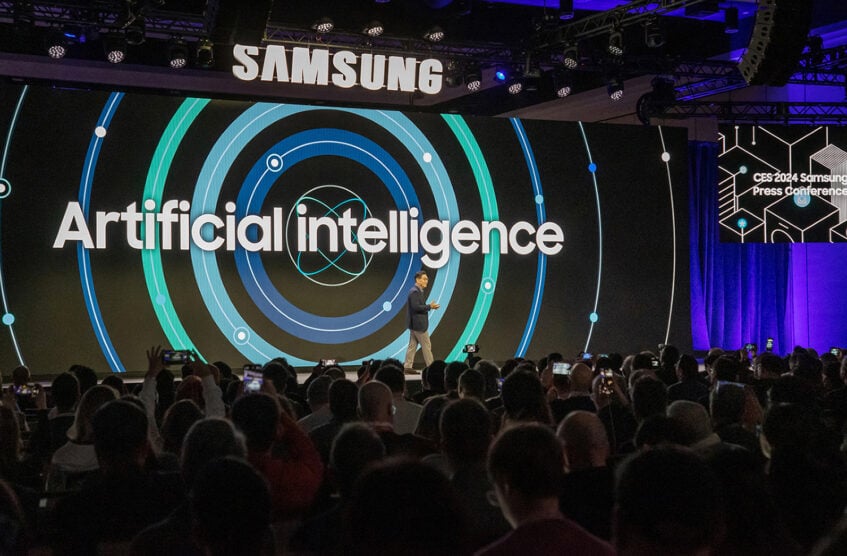 Apresentação da Samsung na CES 2024 com “Inteligência Artificial” exibida em um display.