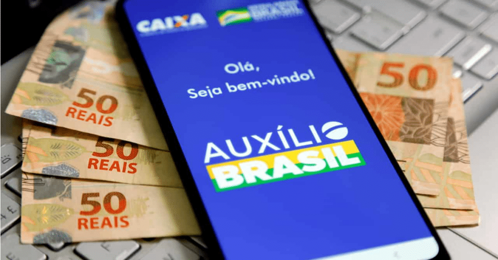 Compensação de R$15 mil para beneficiários do Auxílio Brasil