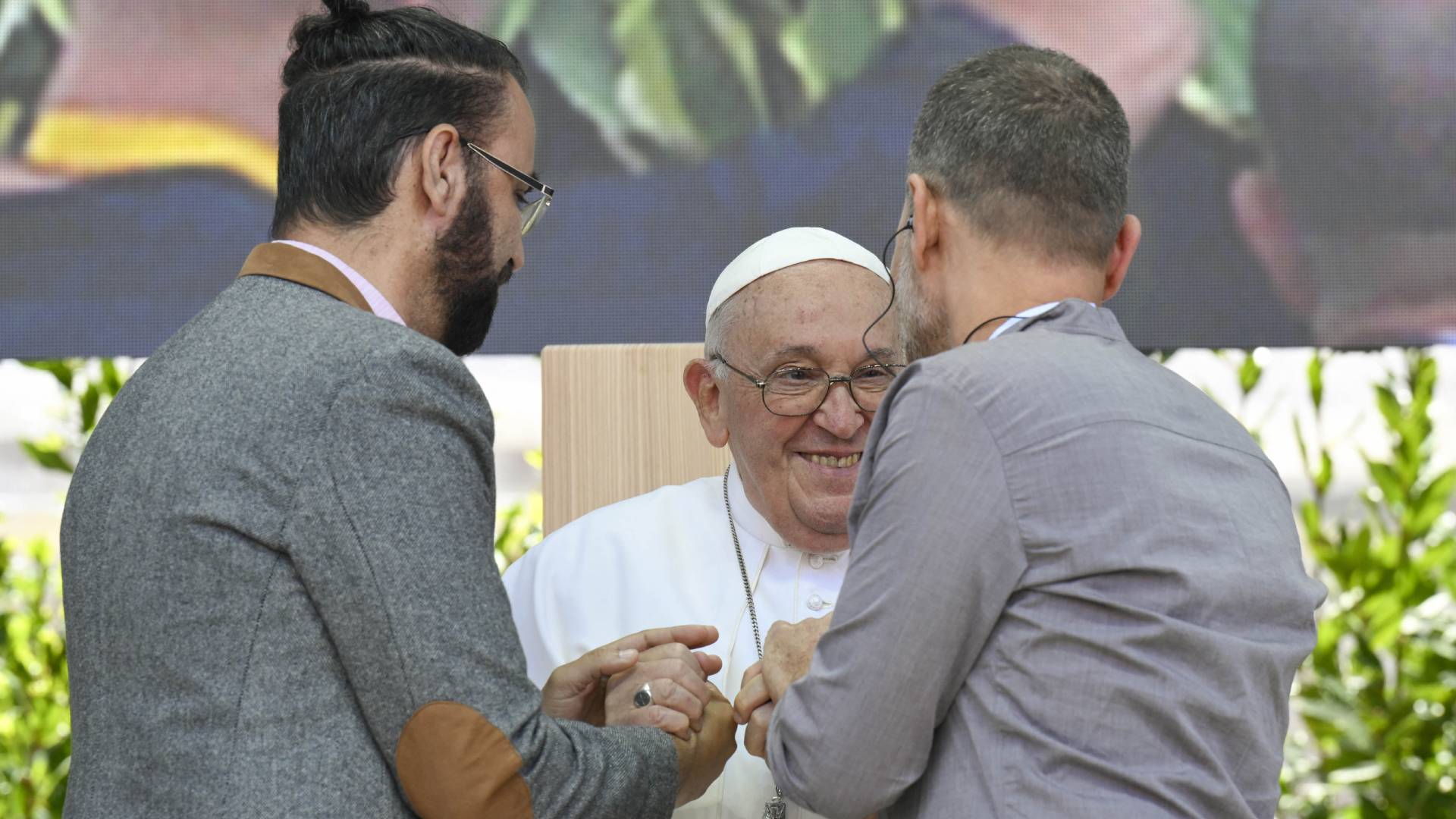 Momento de grande emoção no encontro foi quando o israelense Maoz Inon e o palestino Aziz Sarah, familiares de vítimas do conflito no Oriente Médio, falaram e após se abraçarem, abraçaram o Papa Francisco 