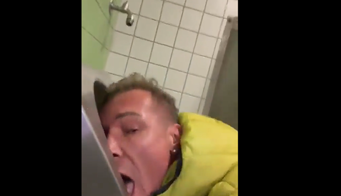 Político centro-direita alemã aparece vídeos lambendo vasos sanitários banheiro público